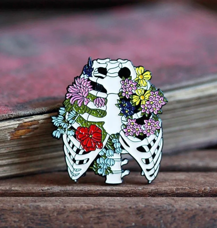 Brustkorb mit Blumen - Emaille Pin | Codex Anatomicus Sale