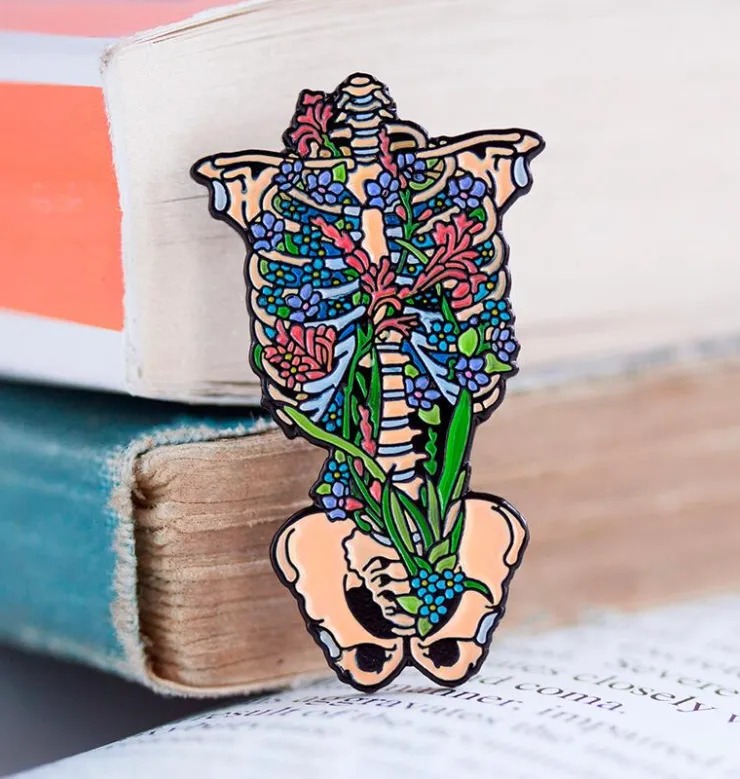 Brustkorb mit Blumen II - Emaille Pin | Codex Anatomicus Best
