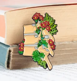 Brustwirbel mit Blumen - Emaille Pin | Codex Anatomicus Best