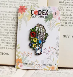 Fuß mit Blumen - Emaille Pin | Codex Anatomicus Discount