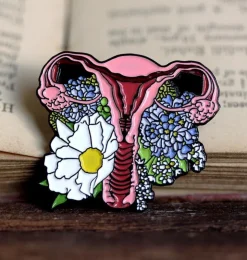 Gebärmutter mit Blumen - Emaille Pin | Codex Anatomicus Sale