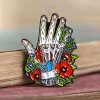 Hand mit Blumen - Emaille Pin | Codex Anatomicus Online