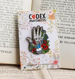 Hand mit Blumen - Emaille Pin | Codex Anatomicus Online