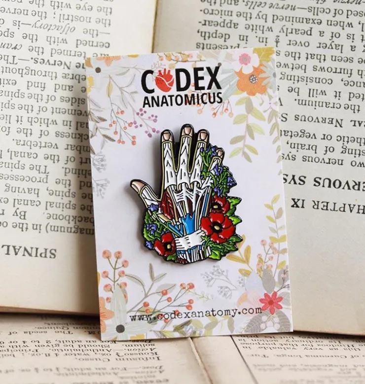 Hand mit Blumen - Emaille Pin | Codex Anatomicus Online