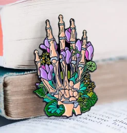 Handskelett mit Blumen - Emaille Pin | Codex Anatomicus Online
