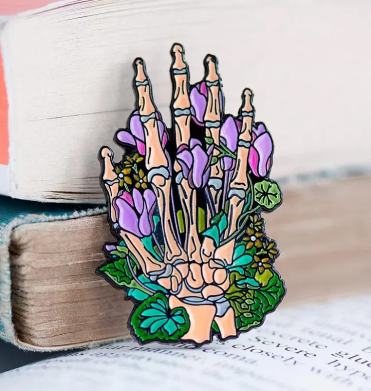 Handskelett mit Blumen - Emaille Pin | Codex Anatomicus Online