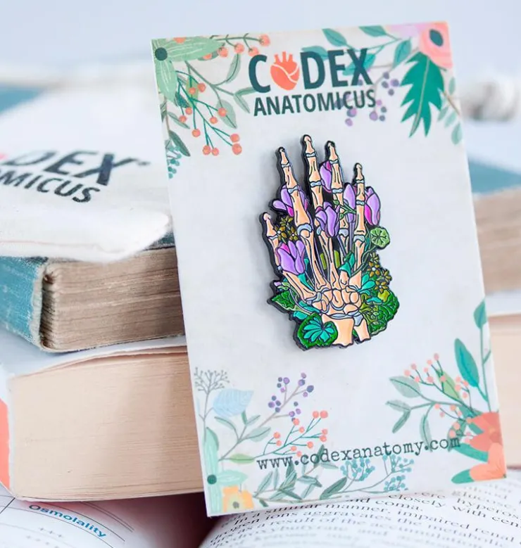 Handskelett mit Blumen - Emaille Pin | Codex Anatomicus Online
