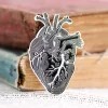 Herz 'Chalkboard' Stil - Emaille Pin | Codex Anatomicus Discount