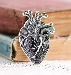 Herz 'Chalkboard' Stil - Emaille Pin | Codex Anatomicus Discount