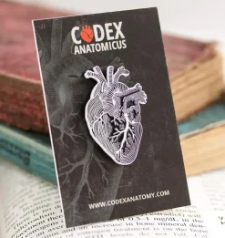 Herz 'Chalkboard' Stil - Emaille Pin | Codex Anatomicus Discount