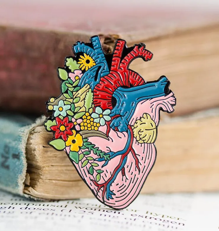 Herz mit Blumen - Emaille Pin | Codex Anatomicus Sale