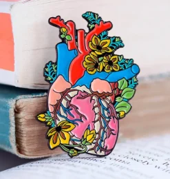 Herz mit Blumen II - Emaille Pin | Codex Anatomicus Hot