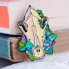 Hundeschädel mit Blumen - Emaille Pin | Codex Anatomicus Clearance
