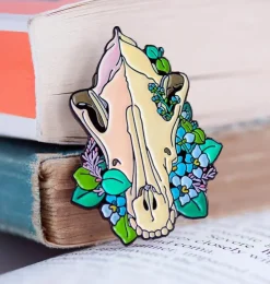 Hundeschädel mit Blumen - Emaille Pin | Codex Anatomicus Clearance
