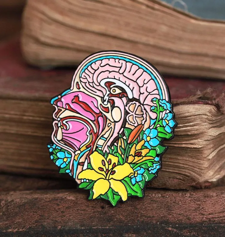 Kopfteil und Gehirn mit Blumen - Emaille Pin | Codex Anatomicus Outlet