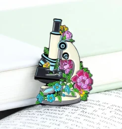 Mikroskop mit Blumen - Emaille Pin | Codex Anatomicus Discount