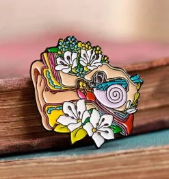 Ohr mit Blumen - Emaille Pin | Codex Anatomicus Online