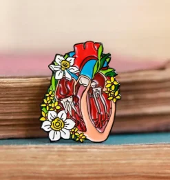 Präpariertes Herz mit Blumen - Emaille Pin | Codex Anatomicus Discount