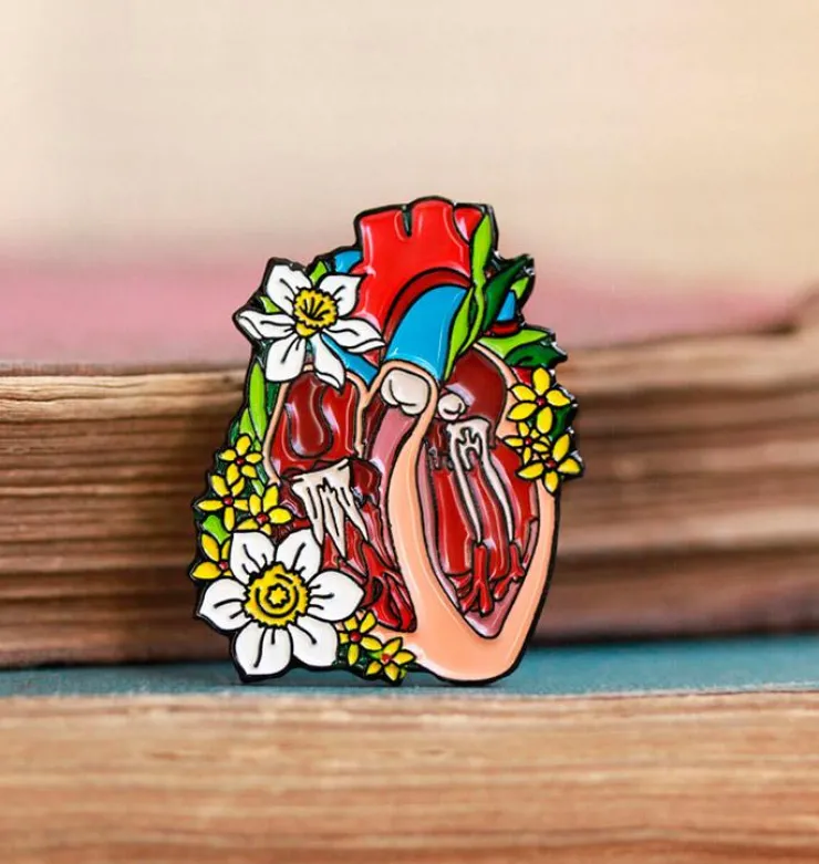 Präpariertes Herz mit Blumen - Emaille Pin | Codex Anatomicus Discount