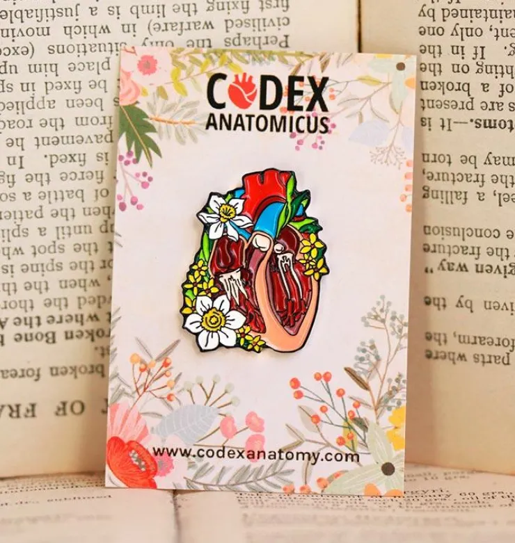 Präpariertes Herz mit Blumen - Emaille Pin | Codex Anatomicus Discount