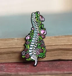 Rücken mit Blumen - Emaille Pin | Codex Anatomicus Best
