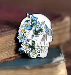 Schädel mit Blumen - Emaille Pin | Codex Anatomicus Discount