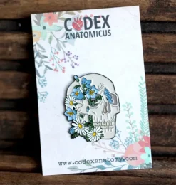 Schädel mit Blumen - Emaille Pin | Codex Anatomicus Discount