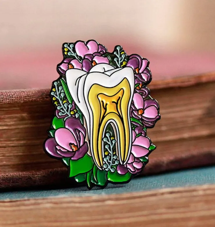 Zahn mit Blumen - Emaille Pin | Codex Anatomicus Hot